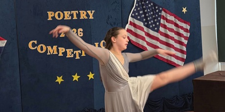 Powiększ grafikę: Dziewczynka  prezentuje pokaz akrobatyczny