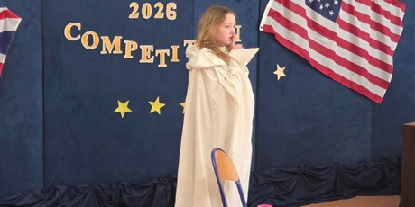 Powiększ grafikę: Dziewczynka w białej pelerynie jako duszek recytuje wiersz