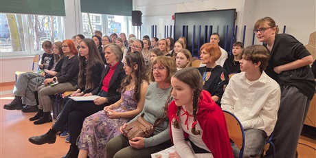 Powiększ grafikę: Wypełniona sala widownią, uczestnikami konkursu i ich opiekunami