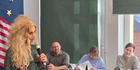 Powiększ grafikę: Z lewej strony Dyrektor szkoły oficjalnie rozpoczyna Konkurs, w tle trzech jurorów