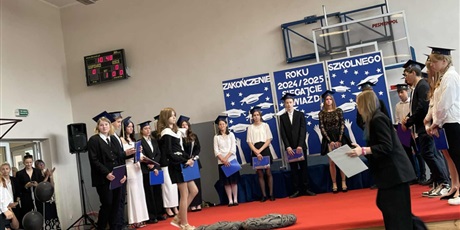 Powiększ grafikę: Gościnny występ uczennicy klasy 7b podczas pożegnania klasy ósmej