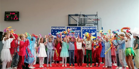 Powiększ grafikę: Dzieci z klas 3a i 3b wykonują piosenkę podczas uroczystości zakończenia roku szkolnego