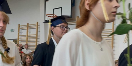 Powiększ grafikę: Troje uczniów tańczy poloneza