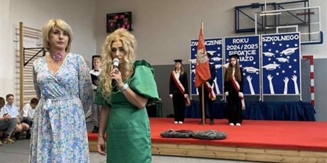 Powiększ grafikę: Panie Dyrektor przemawiają do zebranych