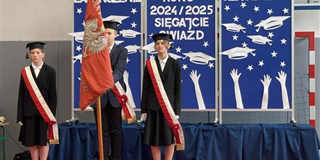 Powiększ grafikę: Poczet sztandarowy podczas śpiewu hymnu narodowego
