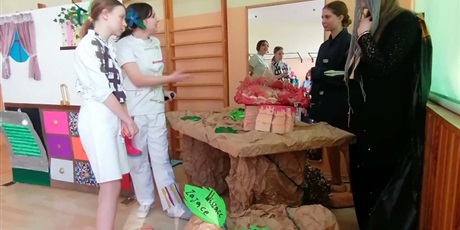 Powiększ grafikę: Grupa uczniów odgrywa scenkę