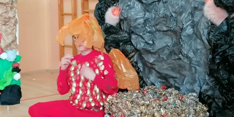 Powiększ grafikę: Uczeń przebrany za postać do sceny