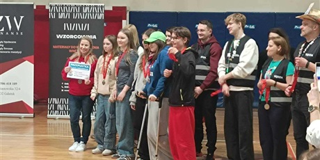 Powiększ grafikę: Nauczycielka odbiera dyplom