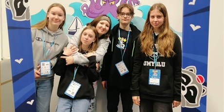 Powiększ grafikę: Grupa uczniów w ramce do zdjęć