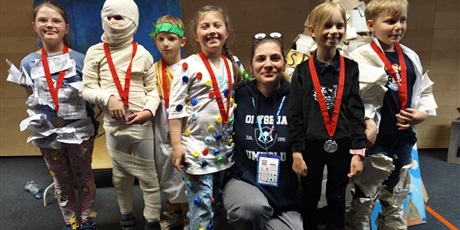 Powiększ grafikę: Nauczycielka pozuje z uczniami medalistami