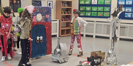 Powiększ grafikę: Grupa dzieci przy makiecie stacji