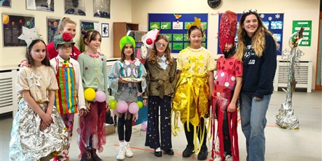 Powiększ grafikę: Opiekunki Odysei z przebranymi dziećmi