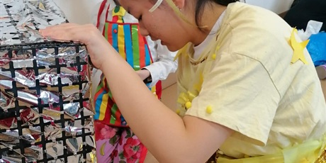 Powiększ grafikę: Dziewczynka modyfikuje projekt