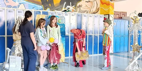 Powiększ grafikę: Dzieci przygotowują się do występu