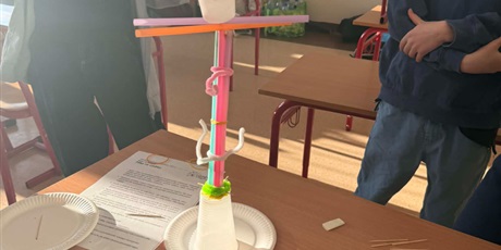 Powiększ grafikę: Konstrukcja ze słomek i kubeczków