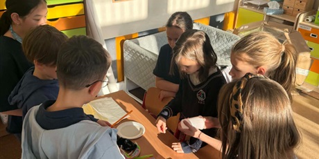 Powiększ grafikę: Grupa dzieci obmyśla pomysł