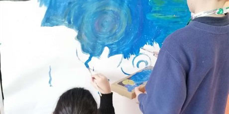 Powiększ grafikę: Uczniowie malują dekoracje