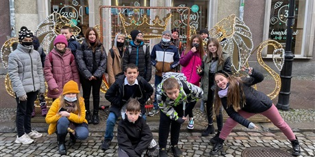 Powiększ grafikę: dzieci uśmiechnięte stojące na dworze w Centrum Gdańska